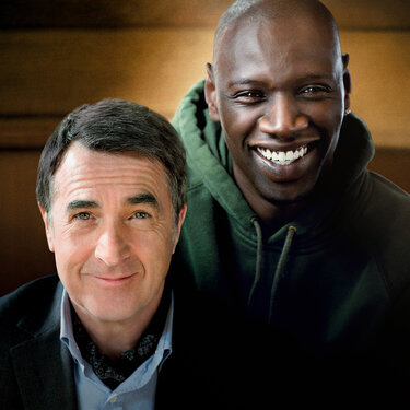 Фильм, который трогает до глубины души

Французская драма 2011 года, основанная на реальных событиях, покорила сердца миллионов зрителей по всему миру. История о необычной дружбе между парализованным аристократом и безработным выходцем из пригорода стала настоящим феноменом.

Главные герои

* Филипп — богатый, образованный мужчина, прикованный к инвалидному креслу после несчастного случая
* Дрисс — энергичный, непосредственный молодой человек с криминальным прошлым