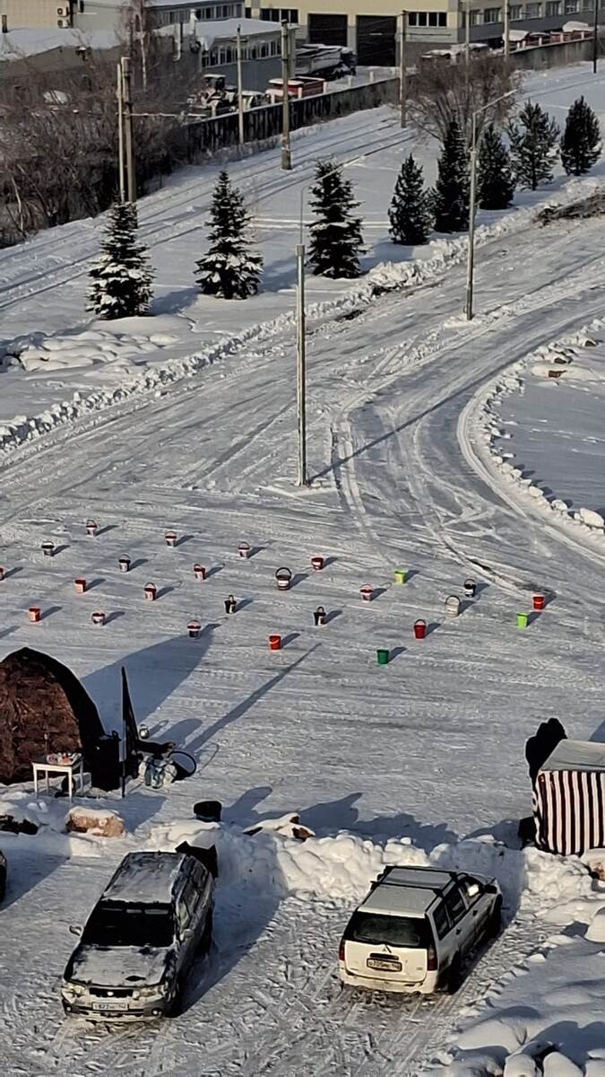 Вёдра с водой ждут участников, которые на пробежке вокруг пруда