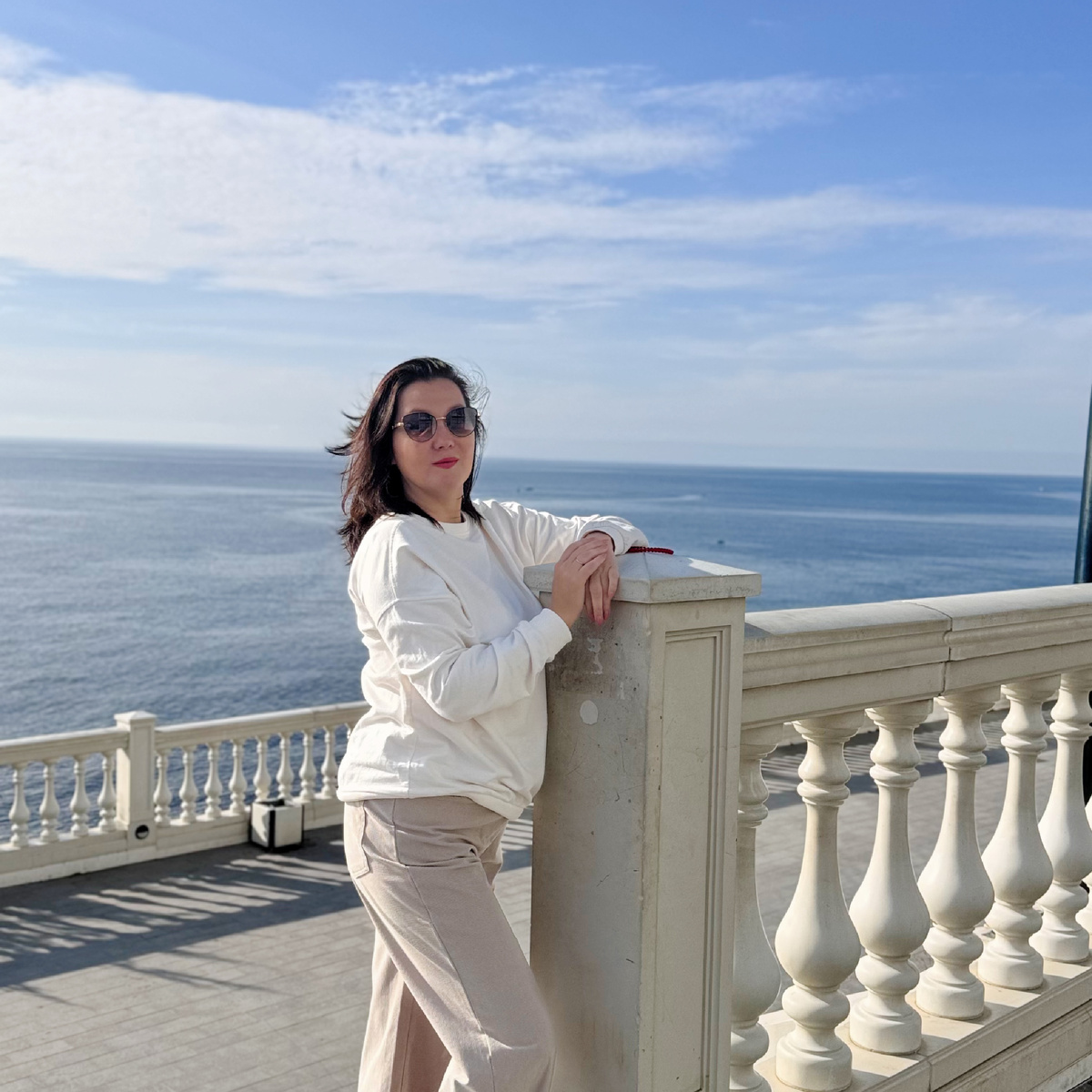 Привет, я Оксана. В марте 2024 года мы переехали из Перми в Анапу. Мы семья медиков. Муж работает на скорой, я занимаюсь детьми (их у нас трое)  и веду блоги в социальных сетях. Подписывайтесь и следите за жизнью многодетной семьи на берегу Черного моря.