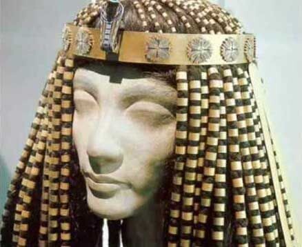 Несколько изображений женщин в париках. Фото взяты из открытых источников