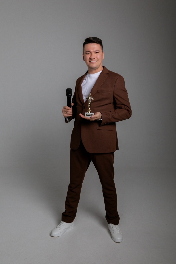 Ведущий тамада Андрей Рублев ведет праздники в Новочебоксарске — гости улыбаются, участвуют в интерактивах и наслаждаются атмосферой