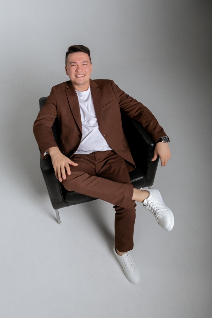 Ведущий тамада Андрей Рублев ведет гендер пати в Новочебоксарске — гости улыбаются, участвуют в интерактивах и наслаждаются праздником.