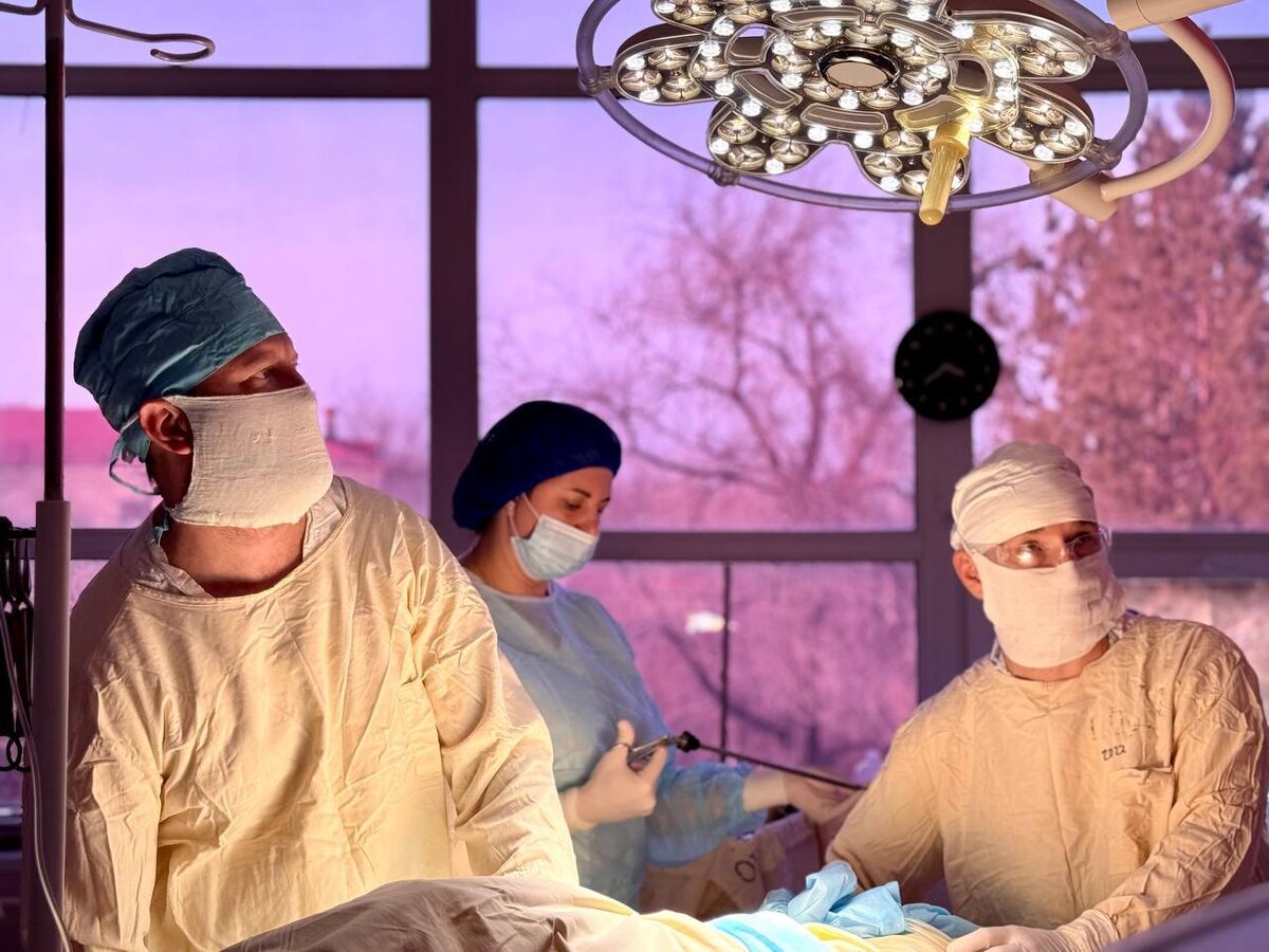    В Орске врачи двух больниц борются за жизнь мужчины, который упал с высоты