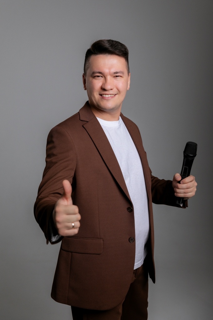 Ведущий тамада Андрей Рублев ведё юбилеи в Новочебоксарске — гости улыбаются, участвуют в интерактивах и наслаждаются праздником