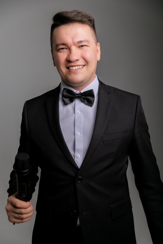 Ведущий тамада Андрей Рублев ведет день рождения в Новочебоксарске — гости смеются, участвуют в конкурсах и наслаждаются праздником