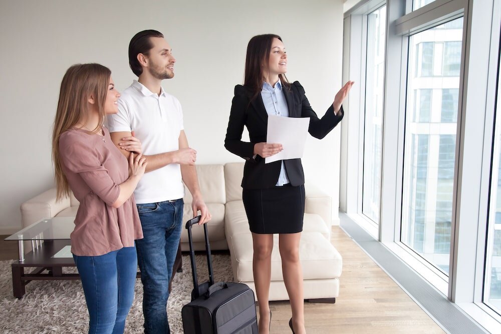 Риэлтор показывает квартиру. Взято из открытых источников.