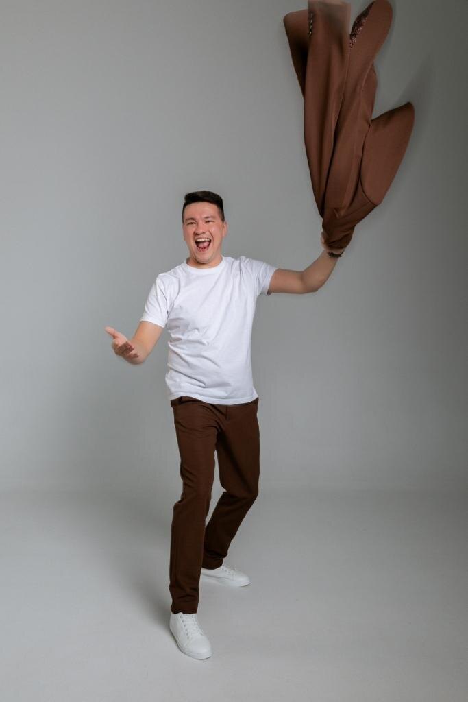 Ведущий тамада Андрей Рублев ведет выпускной в Новочебоксарске — выпускники улыбаются, танцуют и наслаждаются атмосферой праздника