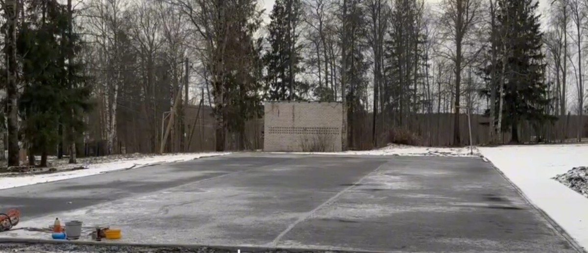    Площадку для футбола, баскетбола и волейбола заасфальтировали на Птицефабрике. Фото: со страницы Инны Колыхматовой