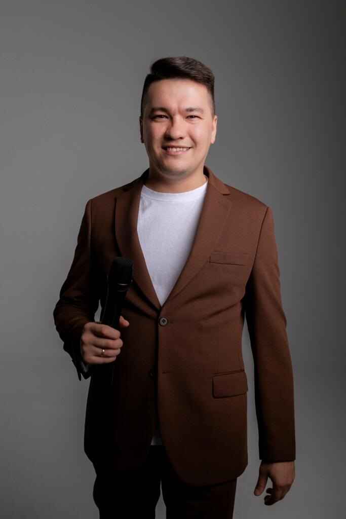 Ведущий тамада Андрей Рублев ведет выпускной в Новочебоксарске — выпускники улыбаются, танцуют и наслаждаются атмосферой праздника