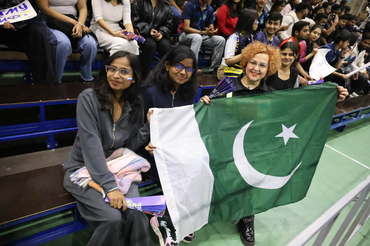    Привычный интернационал на трибунах омского велотрека. На сей раз с пакистанским колоритом