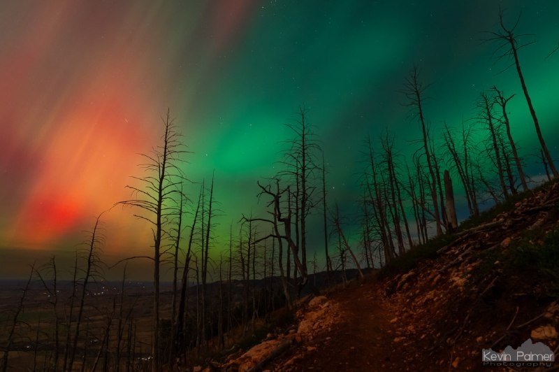 Полярные сияния -- последствия магнитной бури.