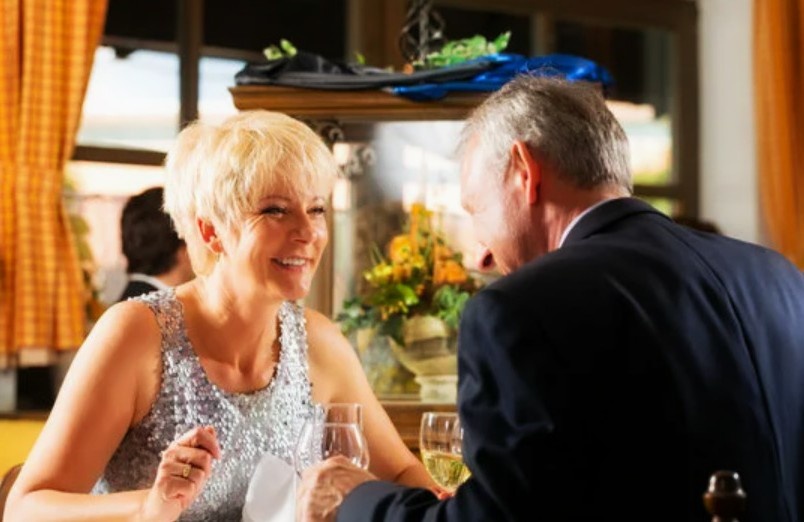 Он сказал, что ему достаточно одного взгляда на лицо женщины 45+, чтобы понять, что она уже старуха, даже если у нее нет морщин.
