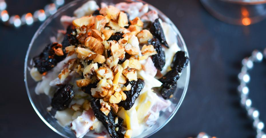 Новогодний салат с индейкой и черносливом. Рецепт на праздничний стол в год Лошади