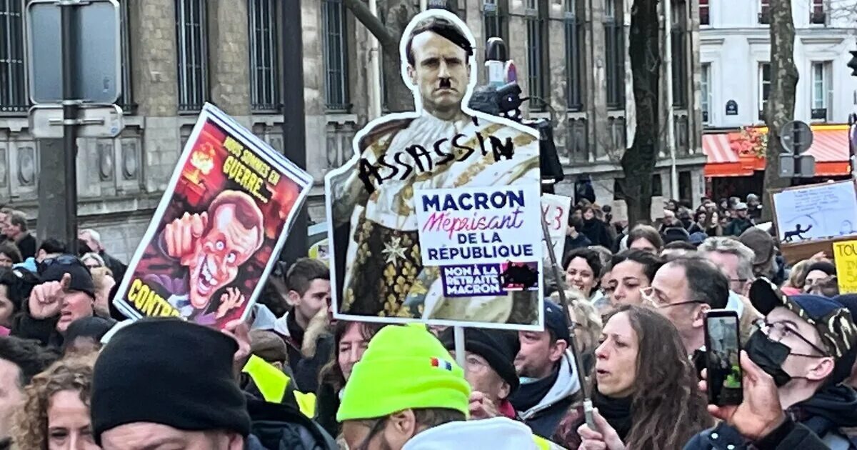 Макрон с самым непопулярным фасоом усиков