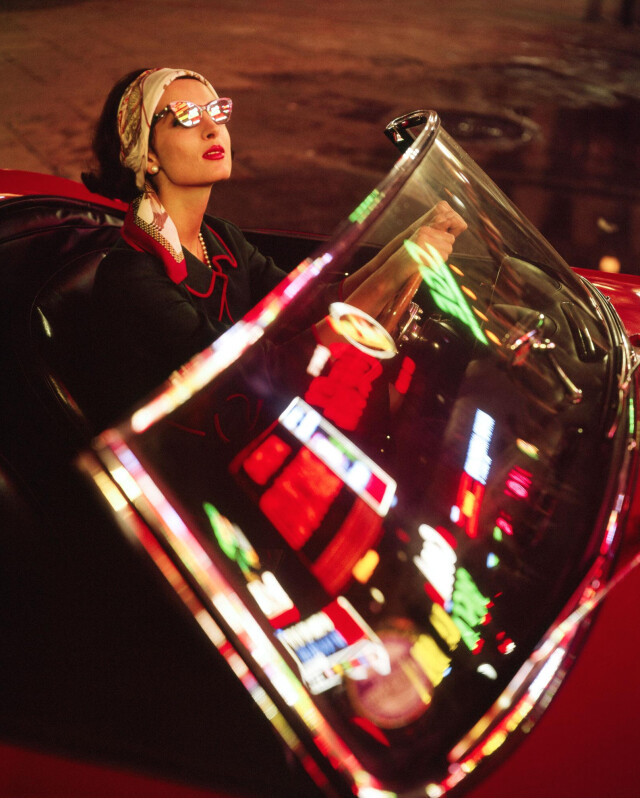 Итальянка за рулем Ferrari с неоновыми бликами на лобовом стекле, Милан, Италия, 1963 год, фотограф Ральф Крейн