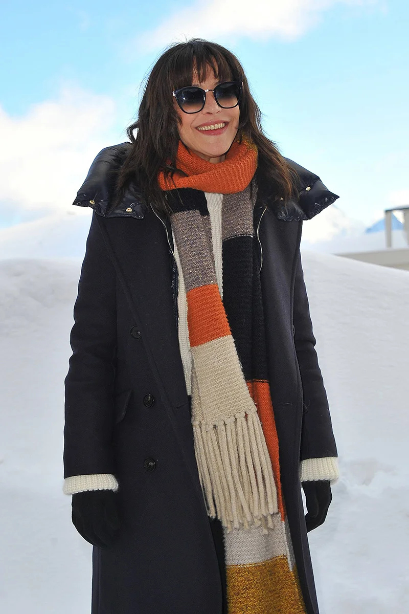 Софи Марсо с ярким шарфом (Источник: Соцсети)