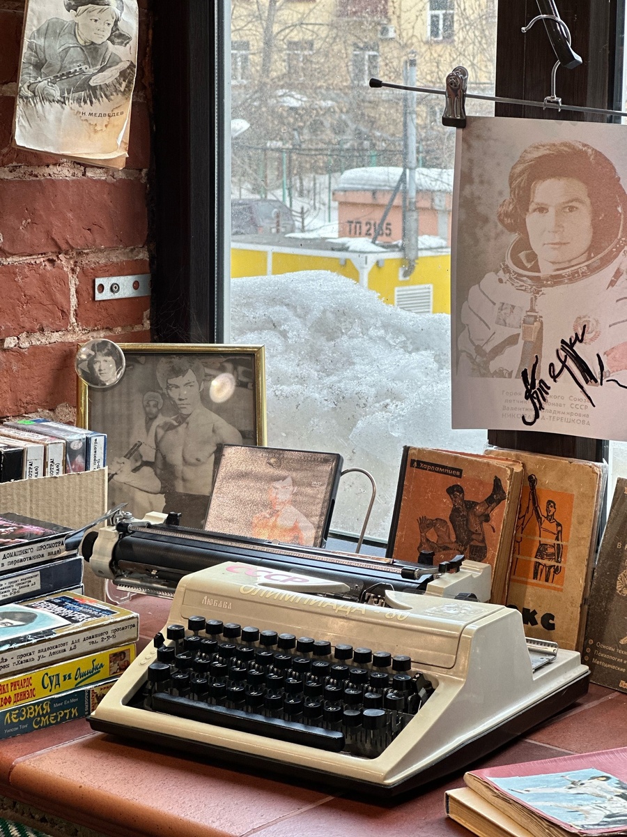 На фильмы с Брюсом Ли в главной роли бегали в видеосалоны. Сеанс в нашем городе стоил 1 рубль.