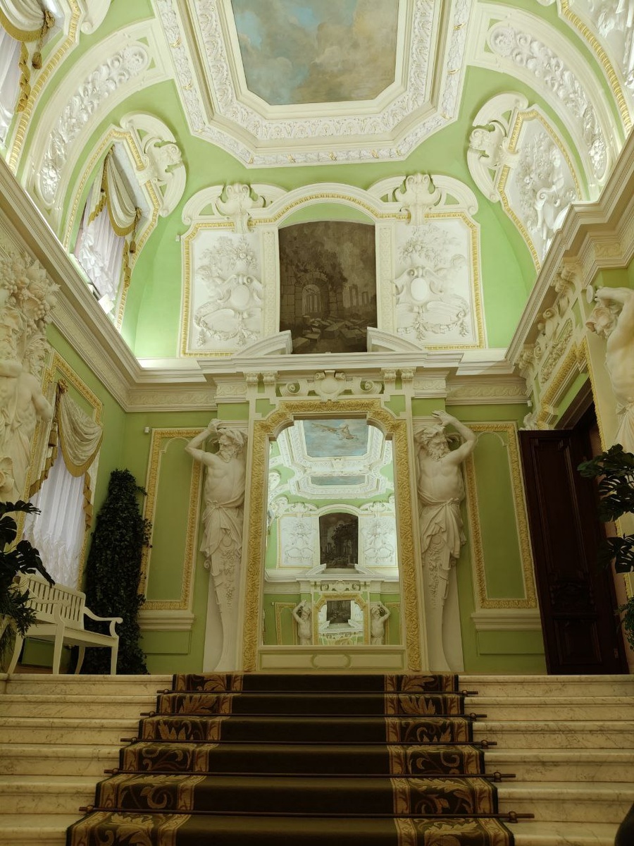 Холл. Встречает всех посетителей