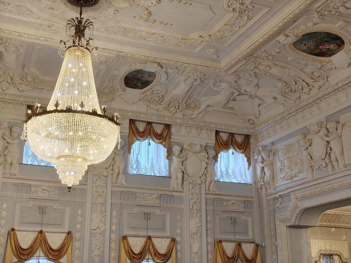 Танцевальный зал. До сих пор встрречает гостей в бальных платьсях (проводятся танцевальные вечера и можно арендовать)