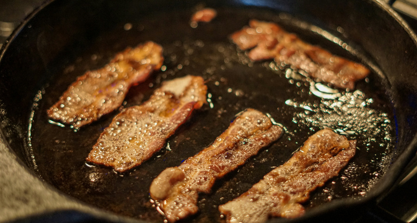    Высыпаю два пакетика и заливаю кипятком - сковородка как новая: от жира и нагара не остается и следа