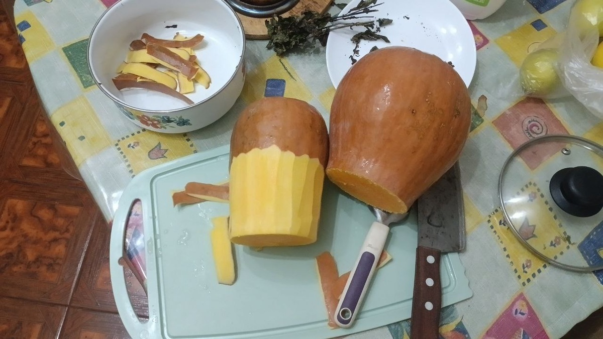 Чистим и нарезаем тыкув