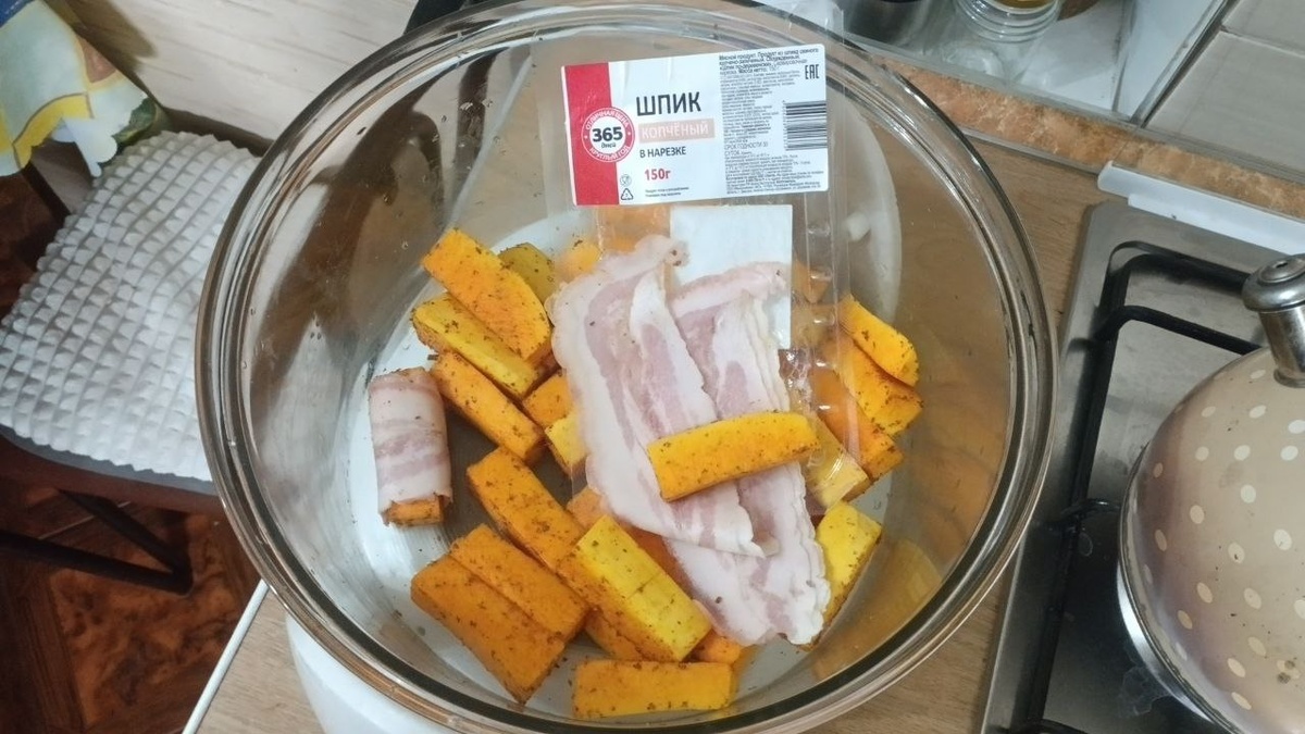 Оборачиваем  кусочки тыквы беконом после того, как обваляю их в приправе для шашлыка.