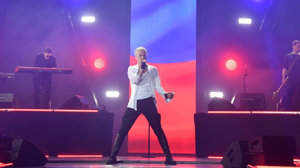 Фото из открытых источников . Шаман на концерте.