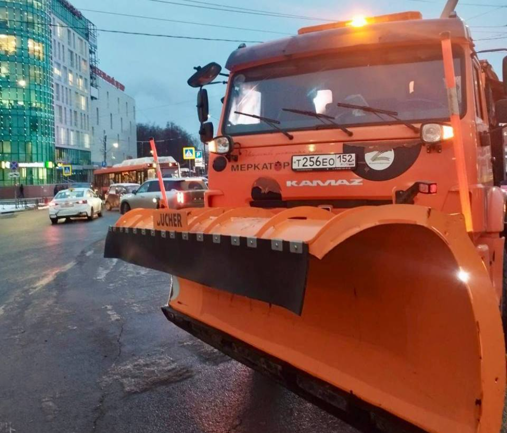    Сейчас рабочие на спецтехнике обрабатывают дорогу противогололедными материалами
