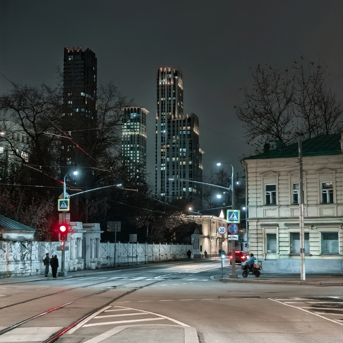 Слева, за светофором, ограда усадьбы, из-за которой видны вековые деревья. Фото со страницы проекта kvartira10.moscow.