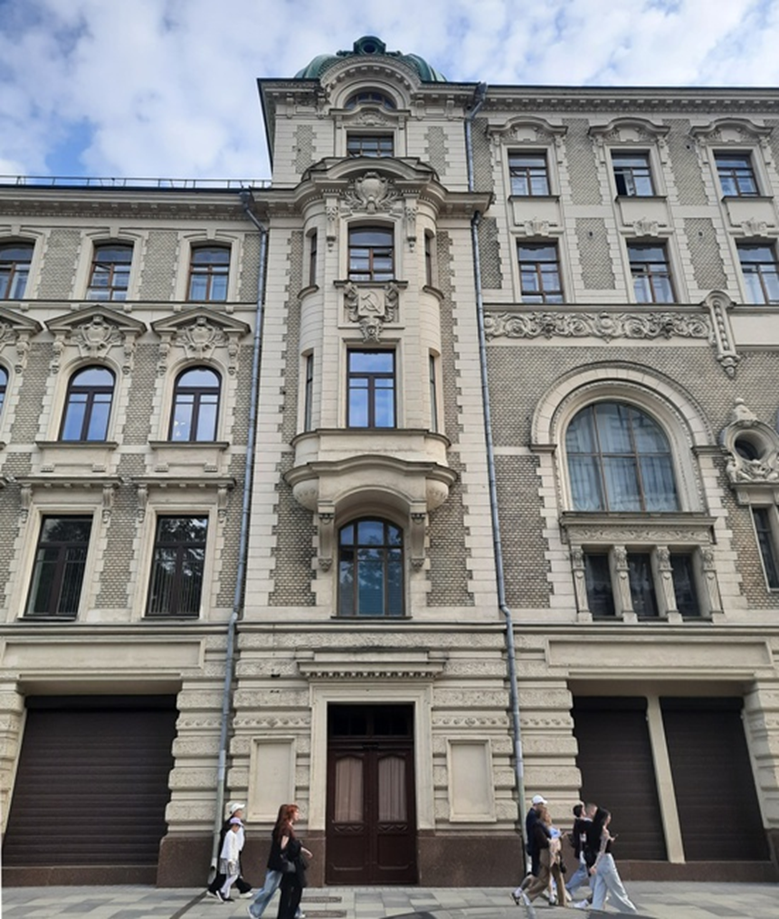 Доходный дом И. Г. Хрящева — В. И. Варгина — Серпуховского городского общества. Арх. М. Казаков, достраивал Клейн. Сейчас здесь Росархив и Государственный архив новейшей истории. Все фотографии в статье мои