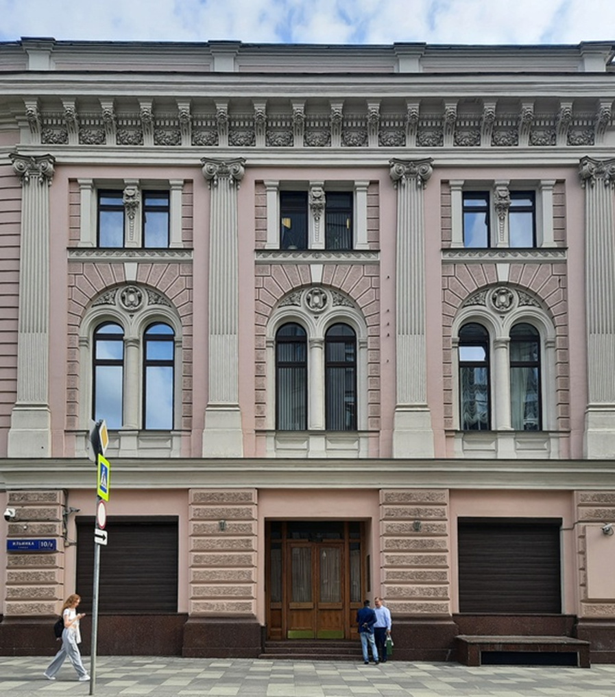 Дом купцов Павлова и Калинина, с 1882 года - Московский торговый банк Н. Найденова. Арх. М. Казаков, перестраивал Фрейденберг. Сейчас здесь сидит Администрация Президента Российской Федерации.