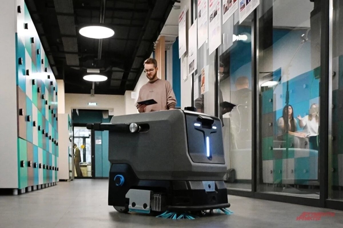    Робот-уборщик в школе №281. Разработчик Дмитрий Федоров.