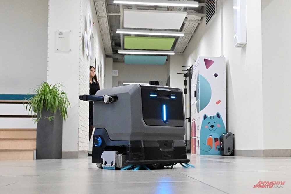    Робот-уборщик в школе № 281. Фото: АиФ/ Эдуард Кудрявицкий