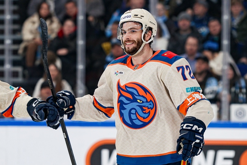     Гейдж Куинни оформляет дубль в игре с Новосибирском / фото: соцсети "Сибири"