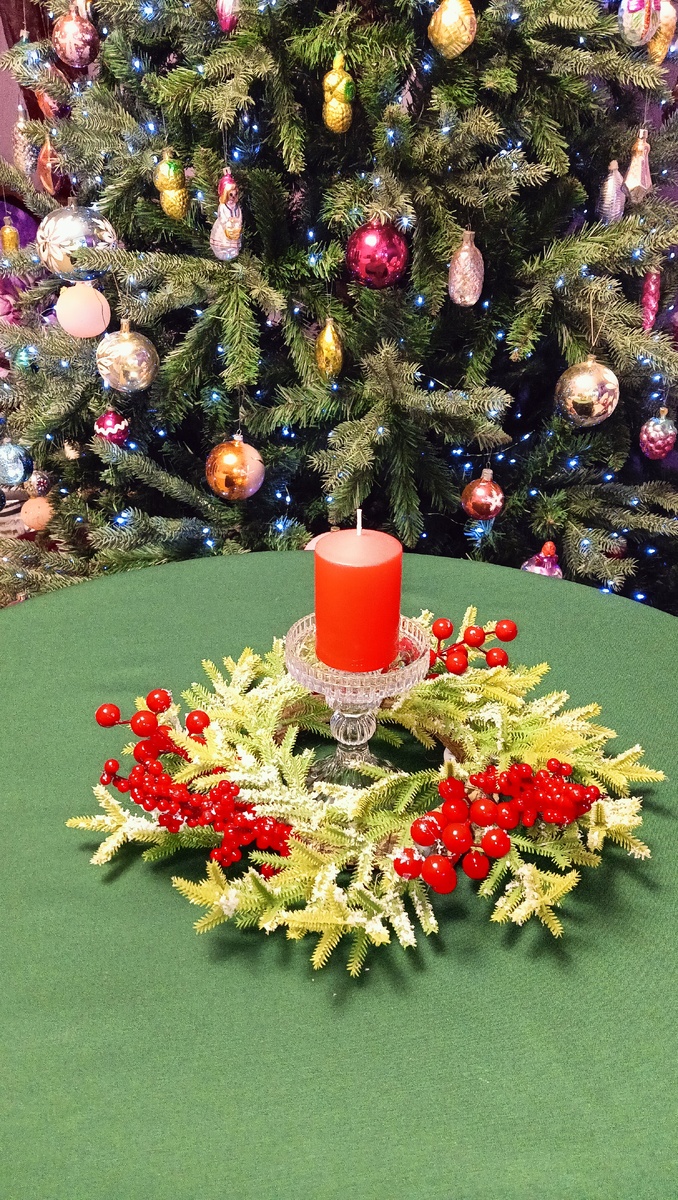 Новогодний посудный хоровод. Фото автора 