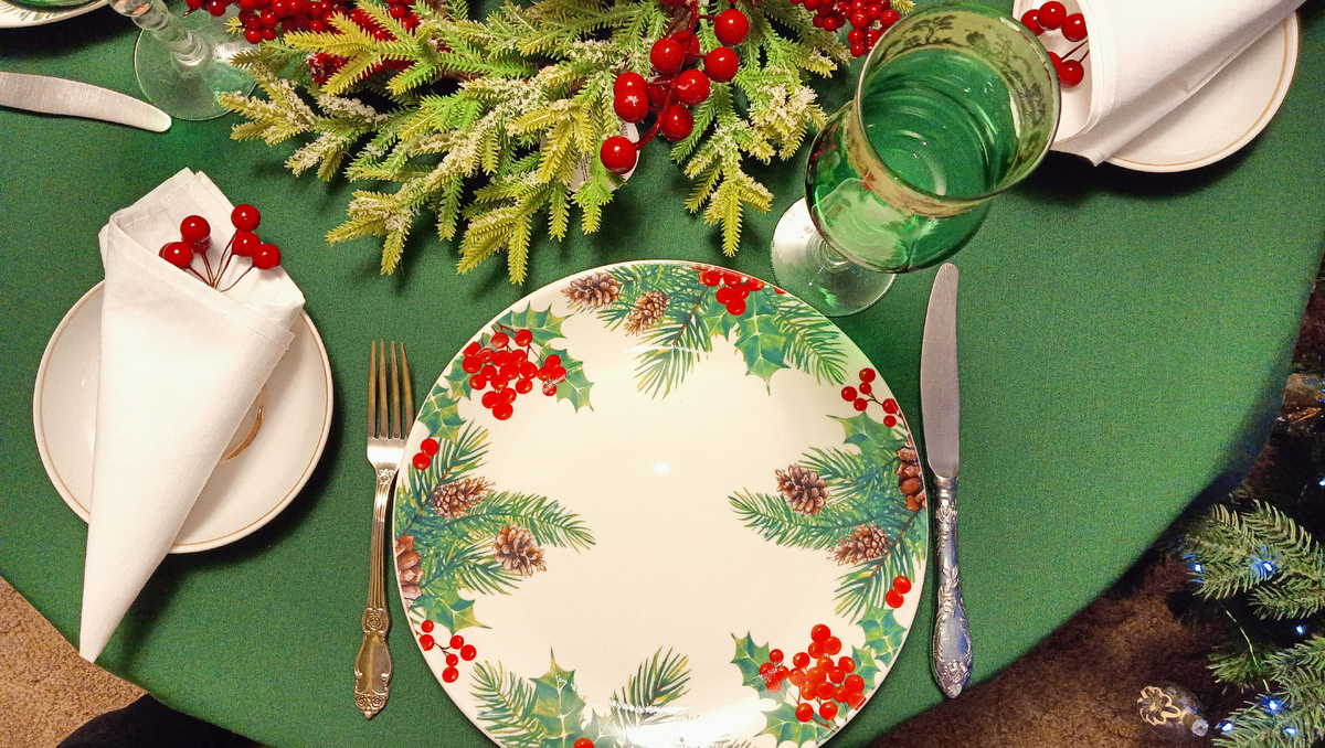 Новогодний посудный хоровод. Фото автора 