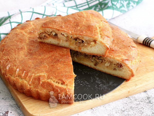 Кладем фарш щедро: пироги получаются мягкими, сочными и самыми сытными