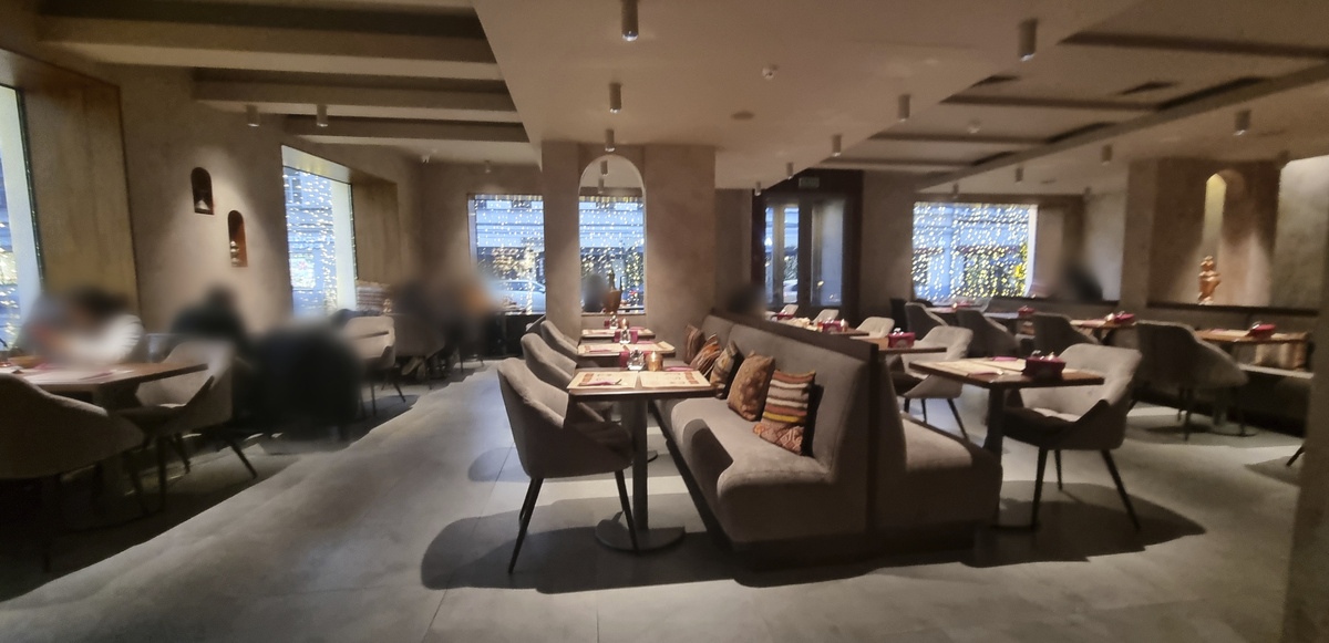 "Бардак", интерьер. Нечётко, знаю, телефону 5 лет, плохо работает.