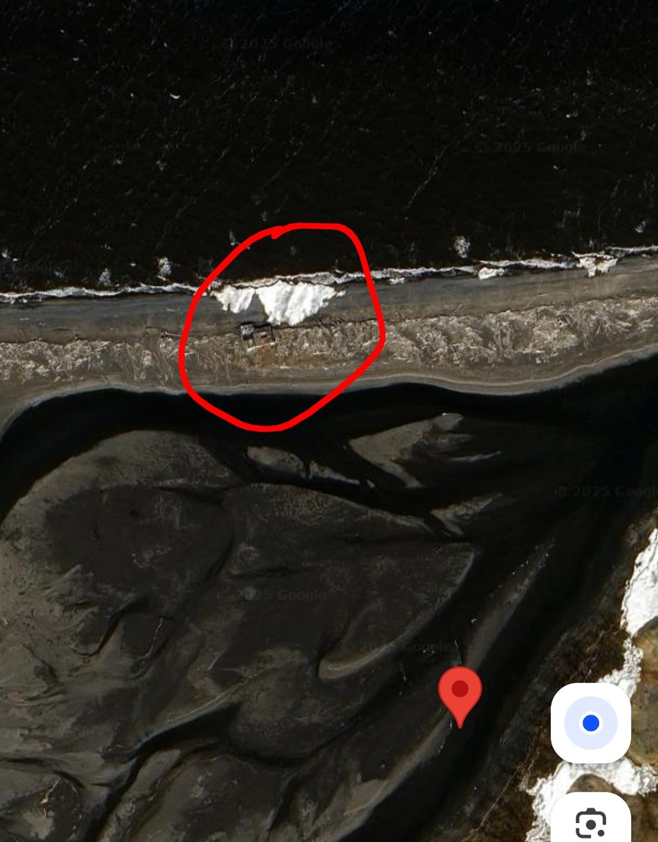 Устье реки Зеледеева. Обвёл зимовье того охотника, где рыбу коптили, и куда вездеход на подвеске через Пясину перебрасывали.