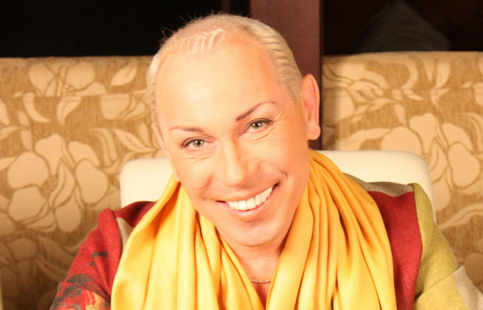 Пошёл по стезе сцены.