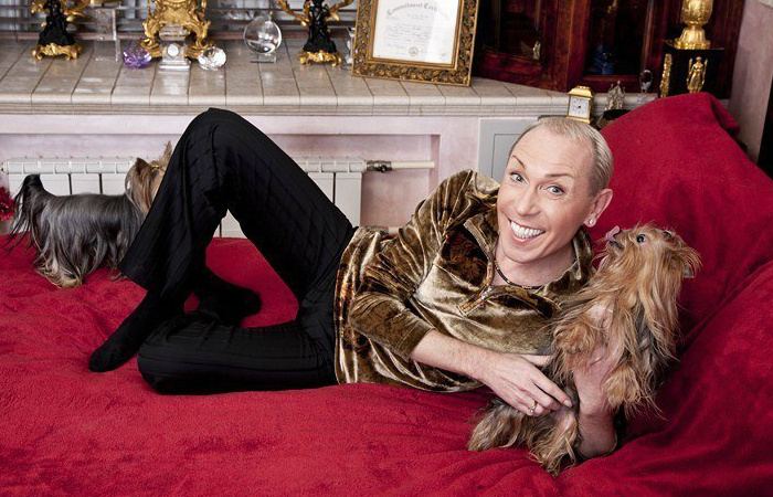 Отношения с дочерью ухудшились.