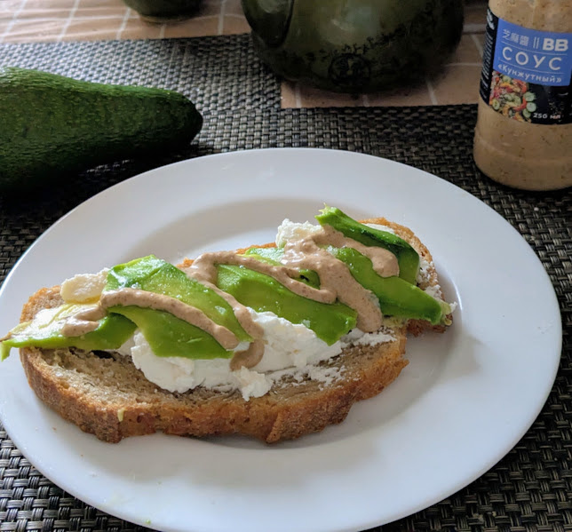 Бутерброд с авокадо на завтрак. Фото автора