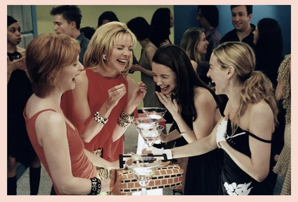 Сцена из сериала где они пьют как раз cosmopolitan 