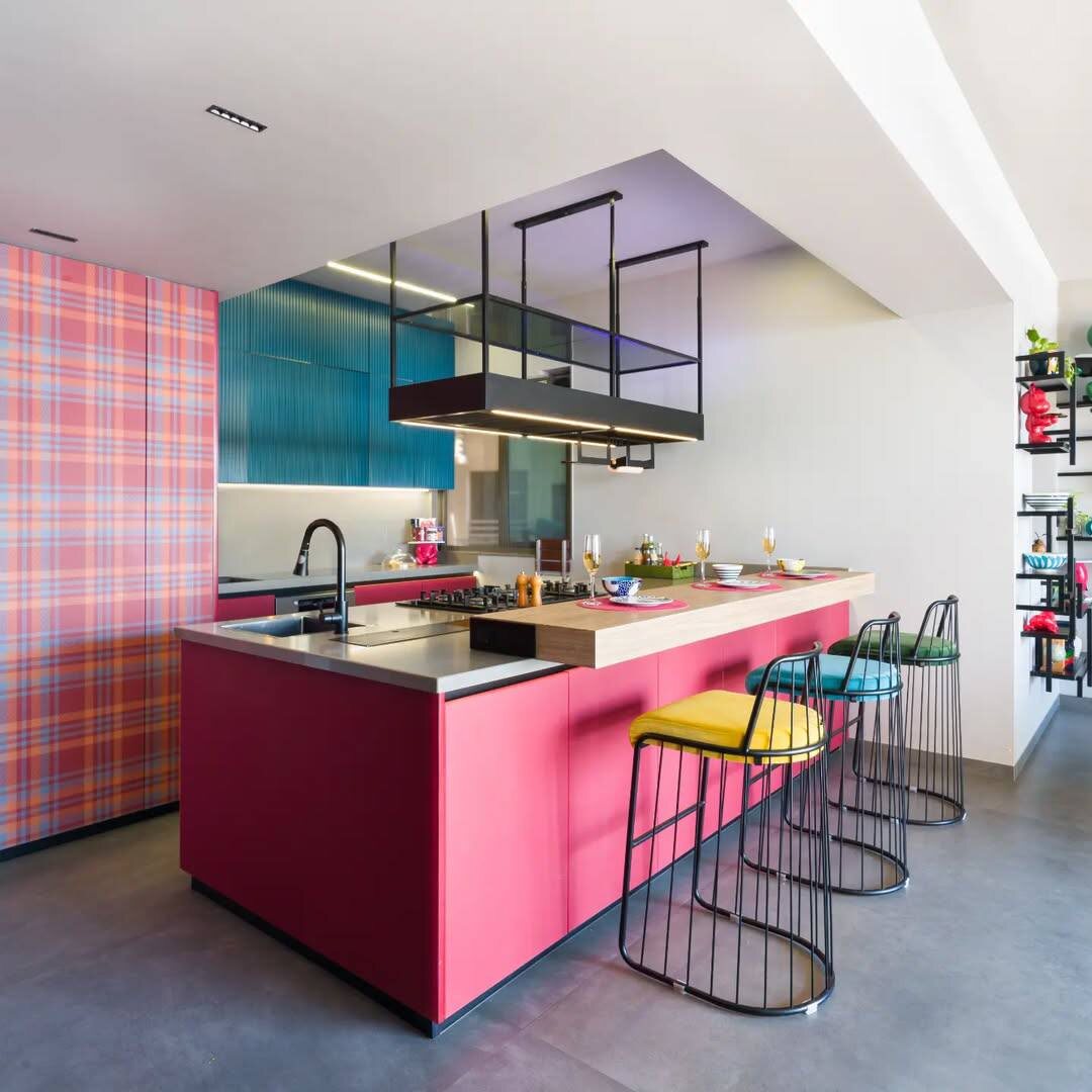 Серый камень на столешнице, стеновой панели и острове - кварцевый агломерат от Quantra Quartz