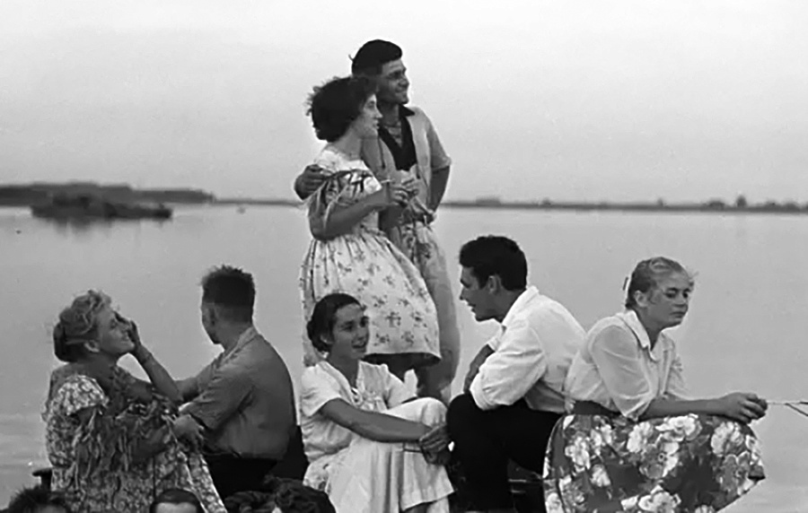 Молодежь встречает рассвет на берегу реки Дон