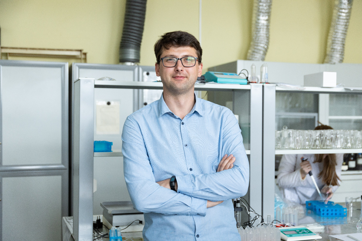 По словам Александра Ермошина, экстракты трутовых грибов содержат массу полезных биологически активных веществ. Фото: пресс-служба УрФУ.