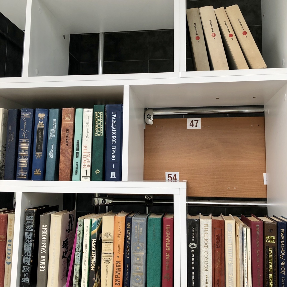 Эренбург на буккроссинге в библиотеке — в правом верхнем углу, несколько томов из собрания сочинений. 