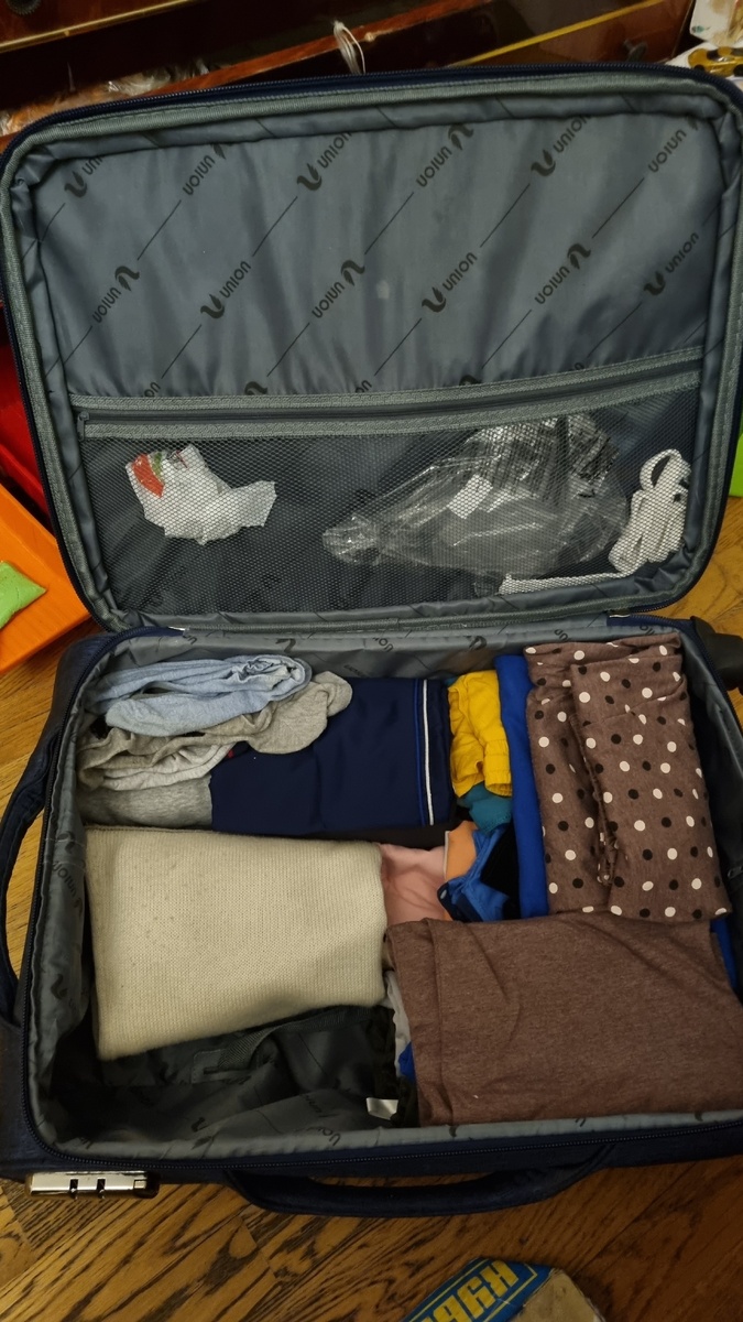 Чемодан, носки, пижамы. Туда же отправятся всякие игрушки.