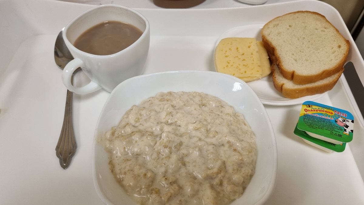 Завтрак очевидно только для меня. Мои дети наотрез не едят каши, как я не прыгала с тарелками вокруг.