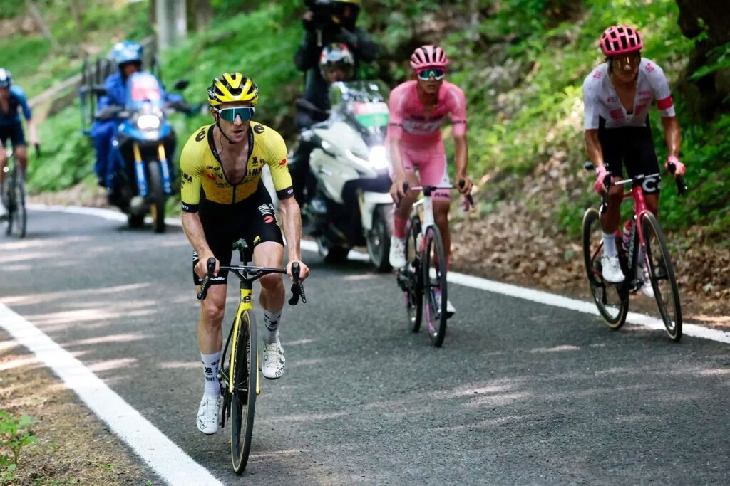    Саймон Йейтс (слева), Айзек Дель Торо (в центре) и Ричард Карапас. Фото: Cor Vos